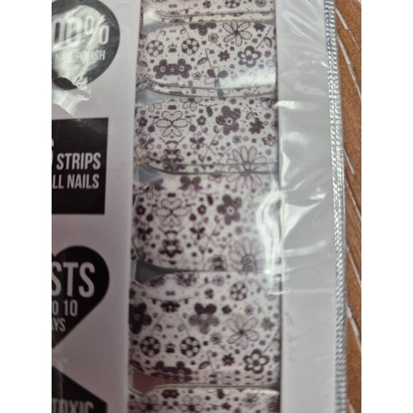 Nail Polish Strips Set Of 16 Non-Toxic Floral Design Long-Lasting Easy A - Picture 2 of 3